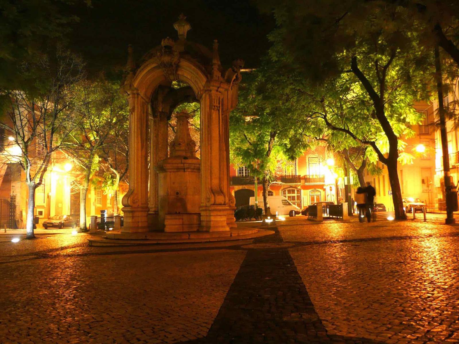 Fountain Chafariz do Carmo by night